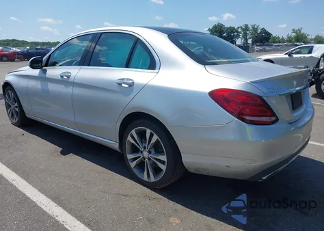 2016 Mercedes-Benz C 300 4Matic/Luxury 4Matic/Sport 4Matic z USA, uszkodzony, nr VIN 55SWF4KB8GU158174